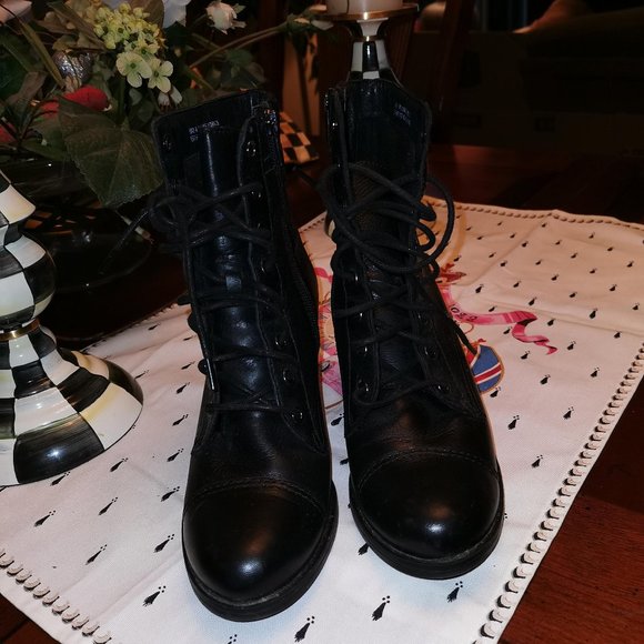 CLARKS LEATHER BOOTIES - Picture 3 of 3